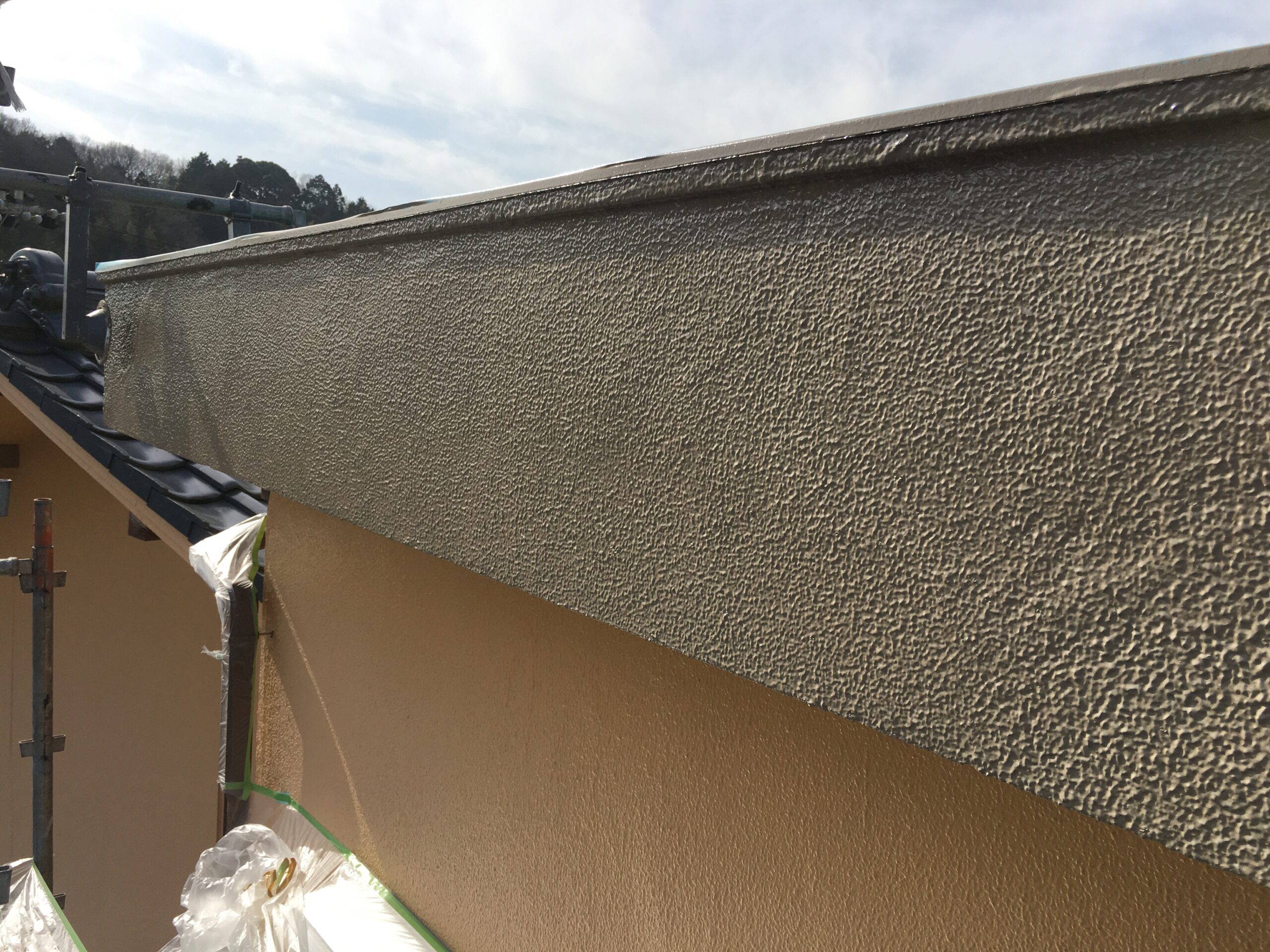 外壁補修後、マスチック工法による既存模様を再現した後の施工完了写真。