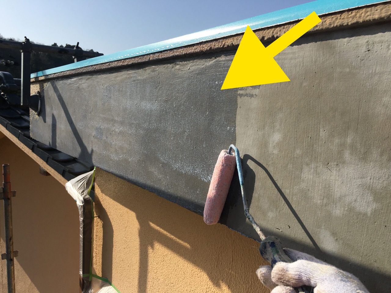 補修後に下塗り材のシーラーをローラーで塗布している様子。