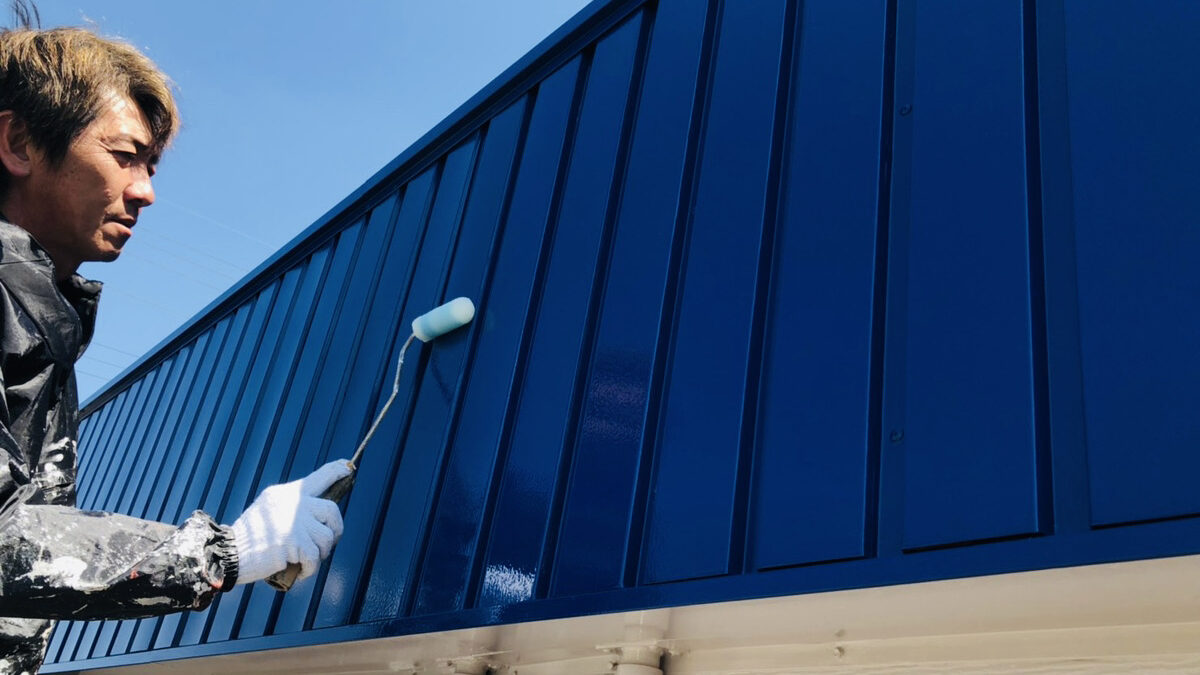 明石市・神戸市で外壁塗装を手掛ける徳秀塗装の代表。国家資格である一級塗装技能士を持ち、職人歴40年以上の熟練の技で外壁を丁寧にローラー塗りしている作業風景