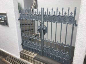 エイジング塗装を施した門扉
