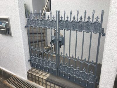 エイジング塗装を施した門扉