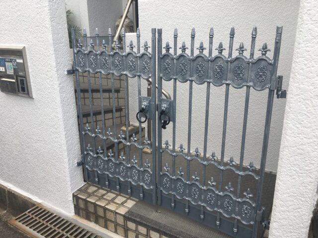 エイジング塗装を施した門扉