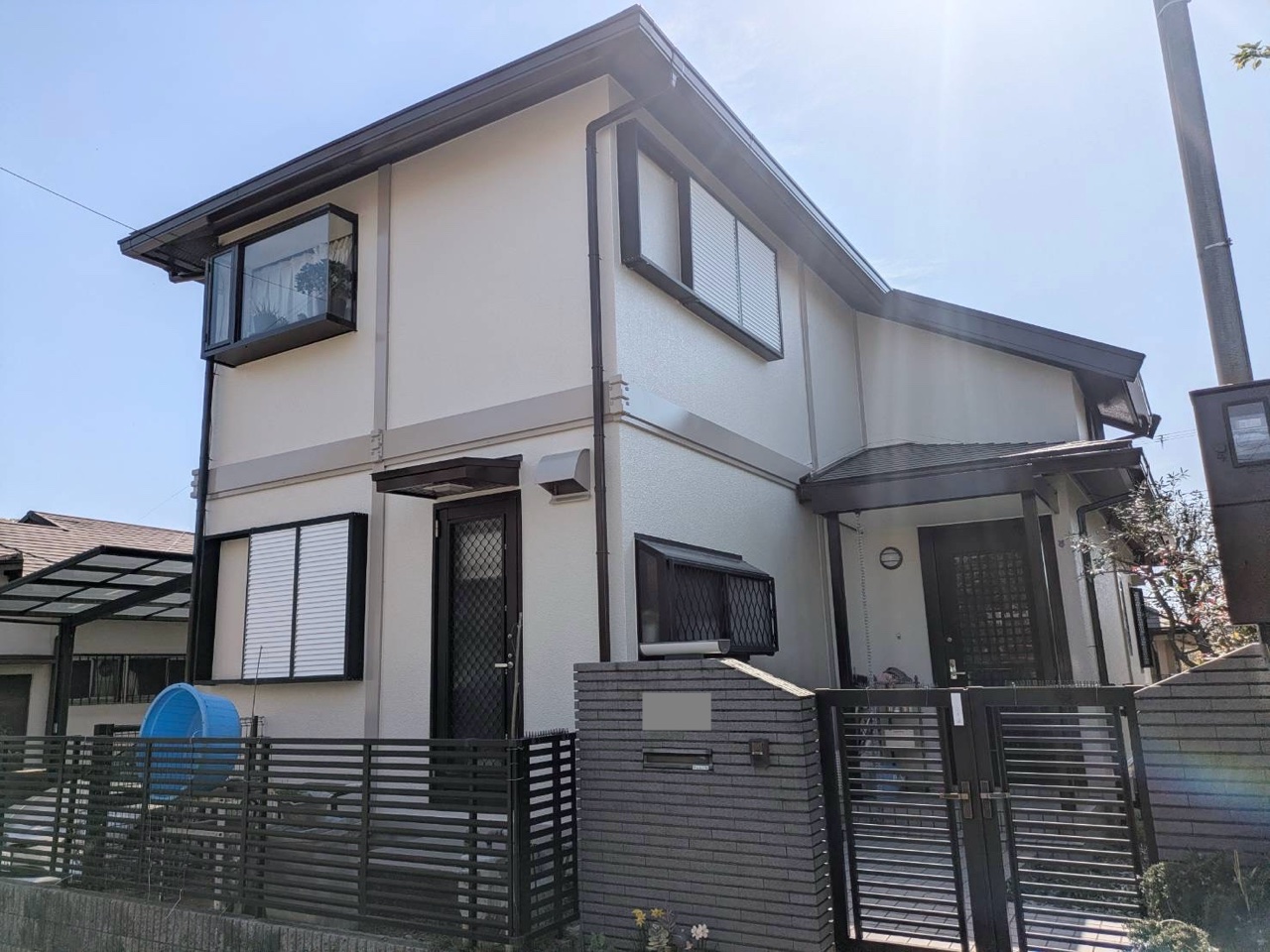 明石市での外壁塗装の施工事例。小さな見本帳だけではイメージしにくいため、実際の建物の写真を見ていただき、太陽の光が当たった時の発色や全体の雰囲気をしっかりと確認していただきます。