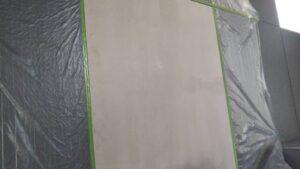 明石市で行っている外壁の部分修理。階段室の外壁ボードが欠損してしまった箇所の補修工事がスタートしました。