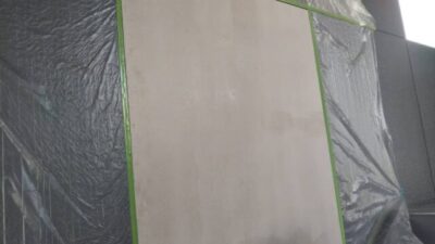 明石市で行っている外壁の部分修理。階段室の外壁ボードが欠損してしまった箇所の補修工事がスタートしました。