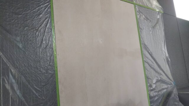 明石市で行っている外壁の部分修理。階段室の外壁ボードが欠損してしまった箇所の補修工事がスタートしました。