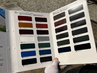 明石市や神戸市での外壁塗装のお打ち合わせ資料。色見本帳などを使用し、何百種類という豊富なカラーバリエーションの中からお客様のイメージに合う色を絞り込んでいきます。