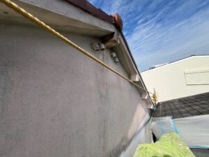 明石市や神戸市で外壁塗装をご検討中の方へ。明石市相生のお住まいで、外壁のひび割れに関するお悩みを解消するための工事が始まりました。