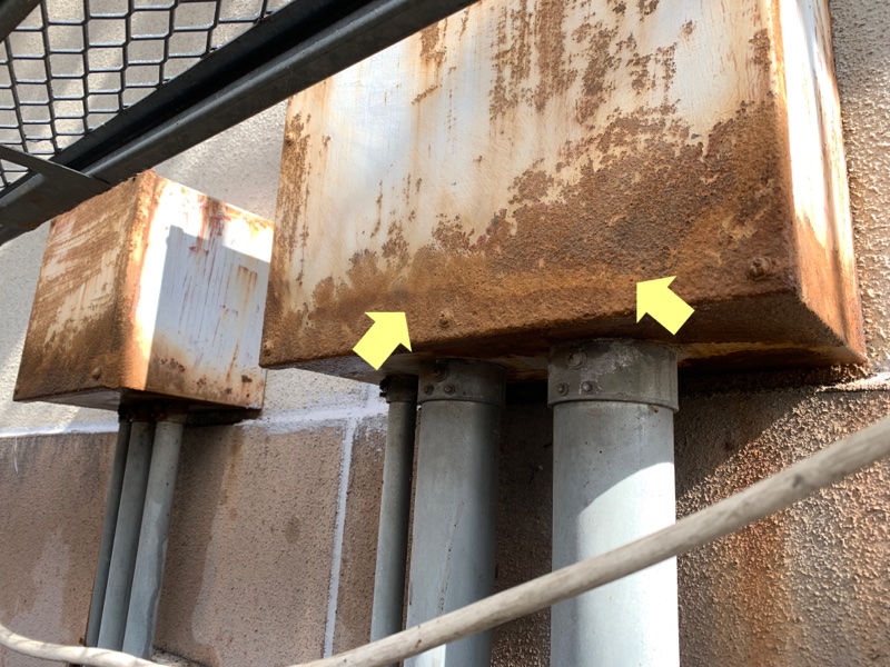 明石市・神戸市での現地調査。電気ボックスの錆が進行し、塗膜がボロボロに剥がれ落ちてしまっている深刻な状態です。内部への影響が出る前に対策が必要です。