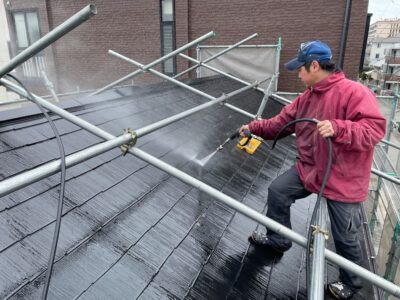 明石市や神戸市で行っている外壁塗装の現場風景。塗装前の重要な工程である「高圧洗浄作業」をスタートし、長年の汚れやコケを根こそぎ洗い流しています。