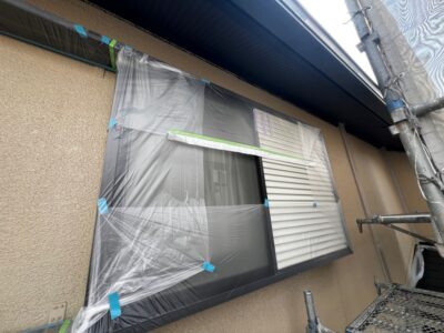 神戸市や明石市で行っている外壁塗装の現場風景。塗装前の重要な工程である「養生作業」をスタートしたところです。