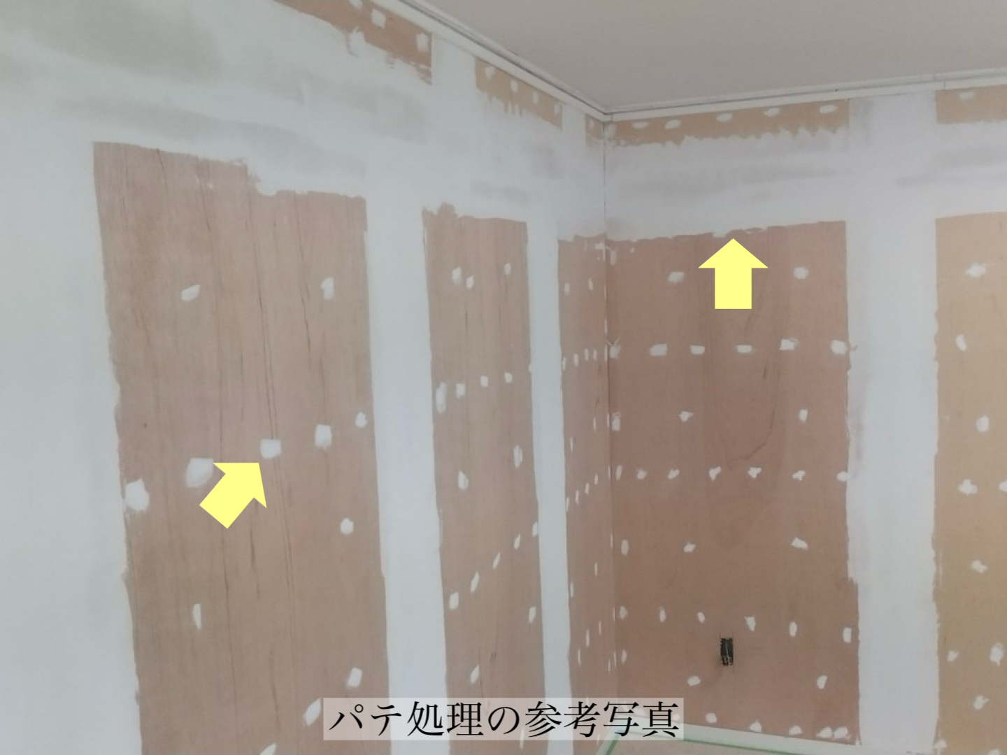 明石市西明石町の現場にて。新しく張り替えた外壁ボードのビスやタッカーの跡を、パテを使って丁寧に埋め、表面を平滑に整えています。