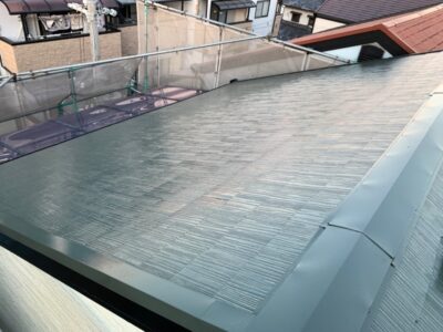 塗装が完了した屋根の様子。厚みのある塗膜がしっかりと張り、雨水を強力に弾く安心の状態に仕上がりました。