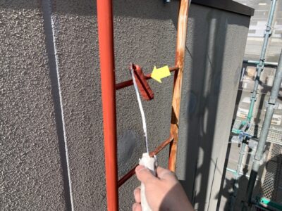 錆の再発を強力に抑えるため、高耐久な錆止め材を下塗りとして塗布している様子。仕上げの塗料をガッチリ密着させるための重要な工程です