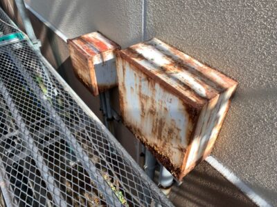 電気ボックスの仕上げ塗装前の様子。徹底したケレン（錆落とし）と錆止め塗装が完了し、これから耐久性を高める上塗り工程に入ります