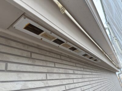 塗装前の錆が発生した軒天井にある換気口