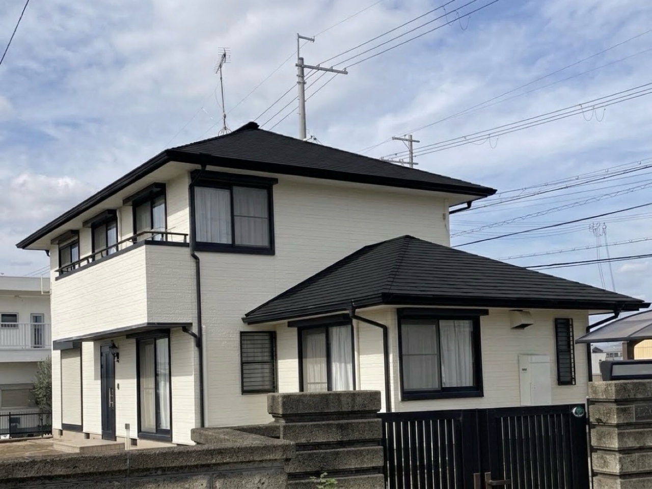 塗装後の「思っていた色と違う」を防ぐためのカラーシミュレーション画像。お客様のご自宅の写真をベースに数パターンの配色を作成し、塗り替え後の完成イメージを分かりやすくご提案します。