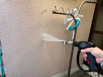 外壁の凹凸部分や壁のチョーキングなどを丁寧に高圧洗浄しているアップ写真。ここに残った汚れが将来の塗装剥がれの原因になるので一切手を抜きません。