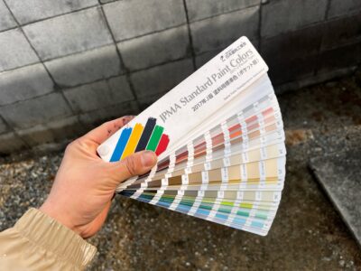 外壁塗装の色選びで使用する、プロ仕様の「日塗工（日本塗料工業会）」の色見本帳。600色以上の細かいカラーバリエーションの中から、お客様の理想に最も近い色を正確に探し出します。