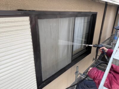 外壁だけでなく、窓やシャッターなどを高圧洗浄で一気に綺麗に洗い上げます。大切なお住まいを預かる、徳秀塗装の真心込めたサービス洗浄です。