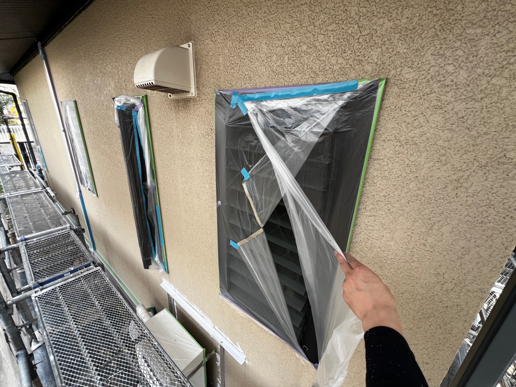 神戸市須磨区の現場にて。作業中も換気ができるように開口部をつくった養生の様子。