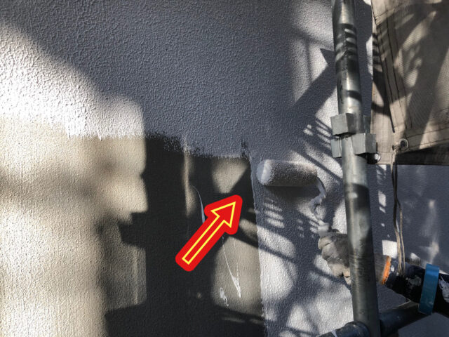 厚みのある塗膜を作れる「マスチックローラー」を使い、ひび割れに強い外壁を作るための下塗りを行っている様子。細かなひびもしっかりと埋めていきます。