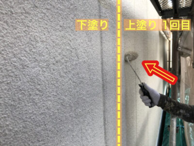 下塗り(厚塗り仕上げ、マスチック塗装)を行ったのちに、ローラーで上塗りの1回目を塗装しています。