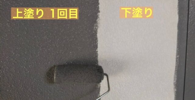 西明石町の現場。周りの壁の色と完璧に合わせるために現場で調色した塗料を使い、上塗り1回目の塗装を丁寧に行います。