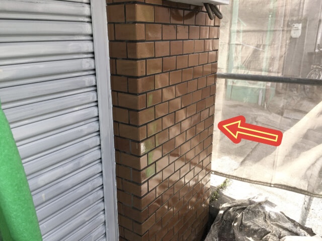 タイルの塗装前の状態写真です。