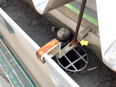 雨樋を支える固定金具の現状。小さな部品ですが、錆びて折れると樋が外れる原因になるため、塗装前に一点一点しっかりとチェックします