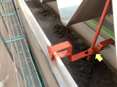 雨樋の固定金具にも、一点一点丁寧に錆止め材を塗布。細かな付帯部こそ、職人の丁寧な仕事が10年後の耐久性の差を生みます