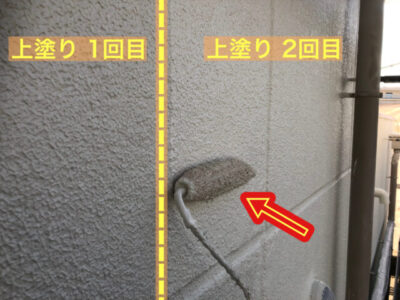 マスチック塗装による厚塗り塗装の後、丁寧にローラーで上塗りの2回目を行なっている様子です。