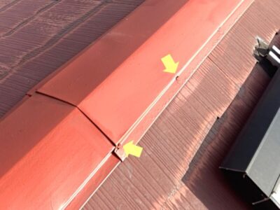 普段は見えない屋根の頂点部分（棟板金）の点検。この段階で劣化のサインをしっかり見逃さずに把握することが、家を長持ちさせる秘訣です。