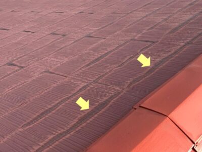 築10年が経過し、全体的な色褪せやコケの発生が見られる屋根の現状確認の様子。外壁塗装のタイミングで一緒に屋根を点検することが大切です。