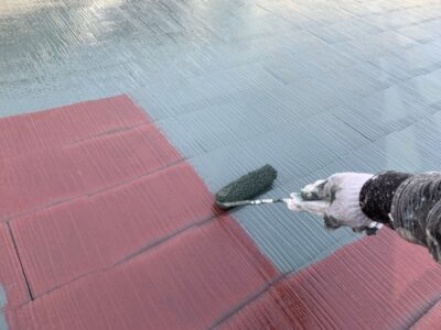 中塗り作業。紫外線や雨から家をしっかり守るため、塗料メーカーが定めた規定の量を守り、ムラなく重ね塗りしていきます。