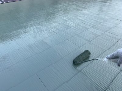 仕上げとなる上塗り作業。下塗り・中塗り・上塗りの3回塗りを徹底することで、新築時のような美しい艶が蘇ってきました。