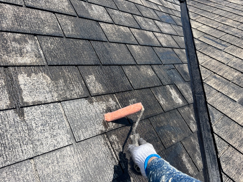 屋根の下塗り塗装作業