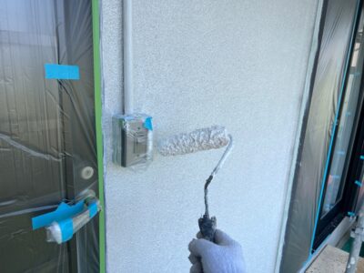 外壁細部の下塗り塗装作業