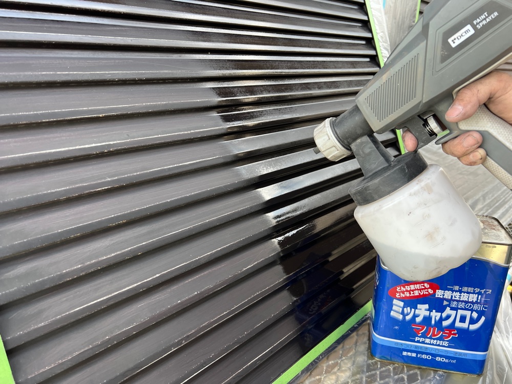 雨戸へのミッチャクロン吹き付け作業