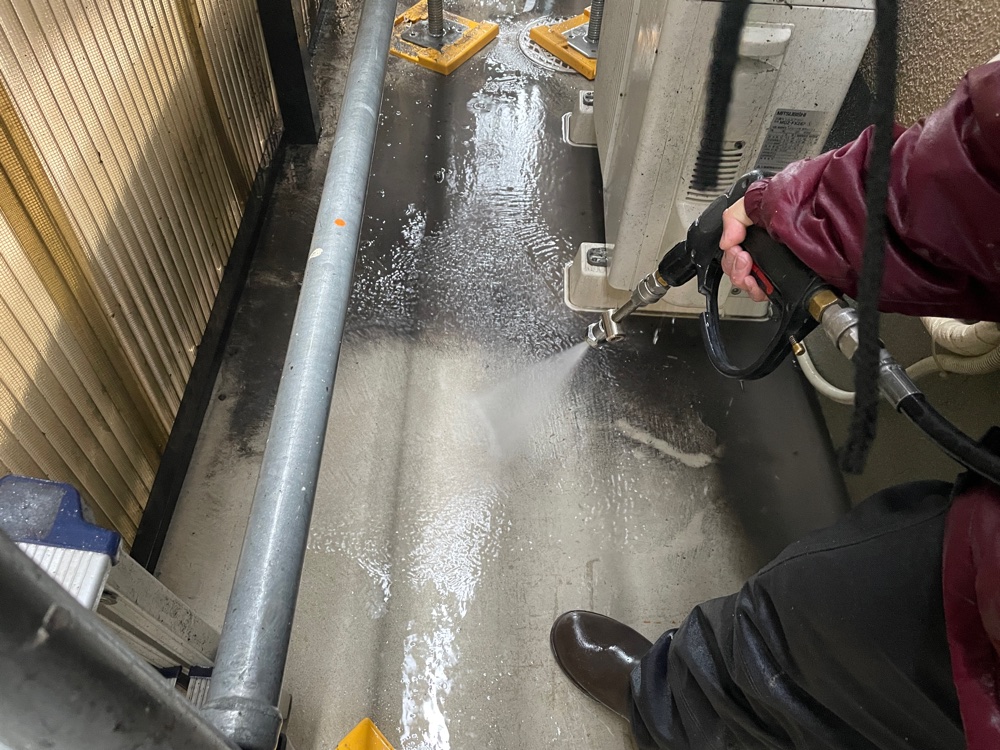 水圧を調整して行う土間の洗浄作業