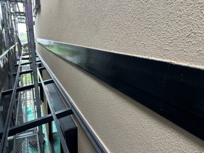 王塚台の現場の帯（幕板）の塗装完了後
