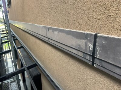 経年劣化で傷んだ帯（幕板）の塗装前の状況写真